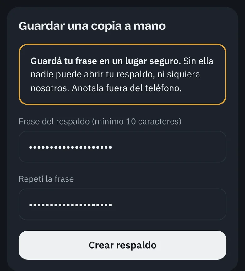 Panel Guardar una copia a mano, con el aviso de guardar la frase en un lugar seguro y el botón Crear respaldo